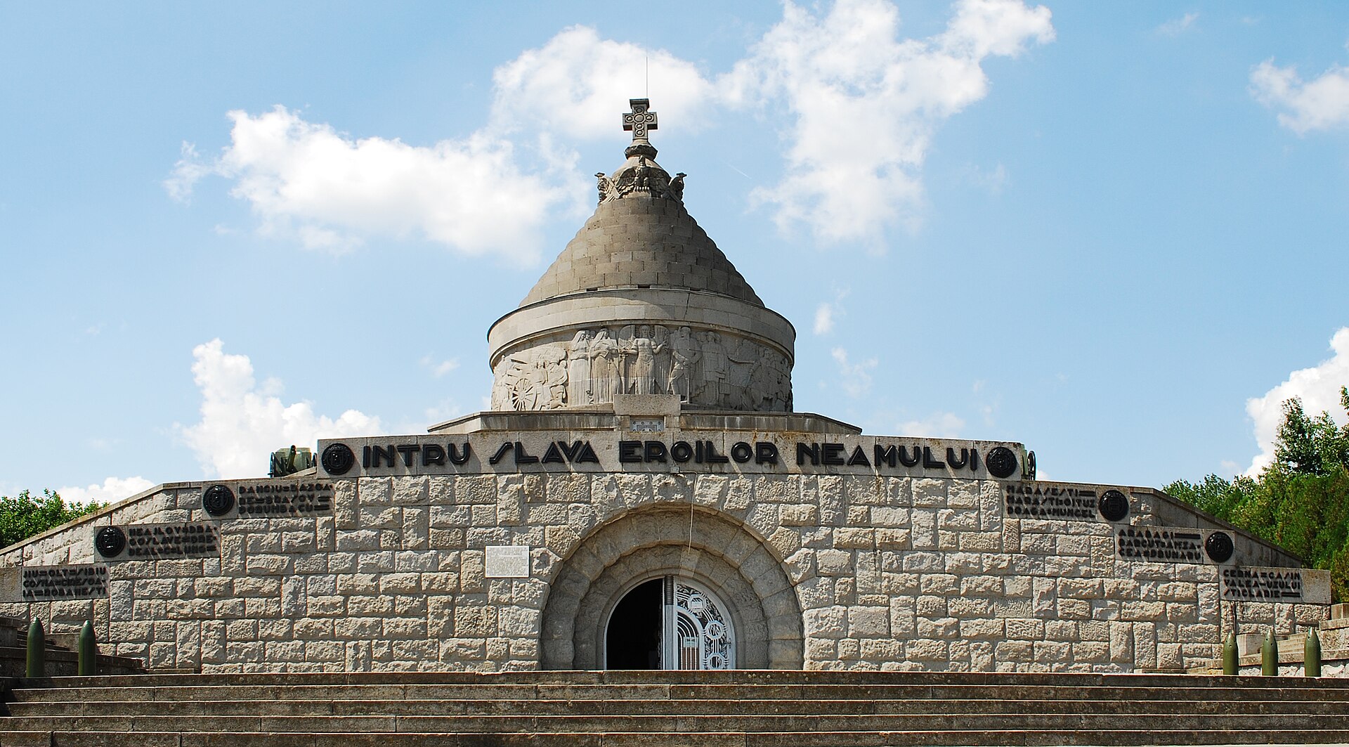 Mausoleul Eroilor de la Mărășești, fațadă albă monumentală sub cerul de toamnă