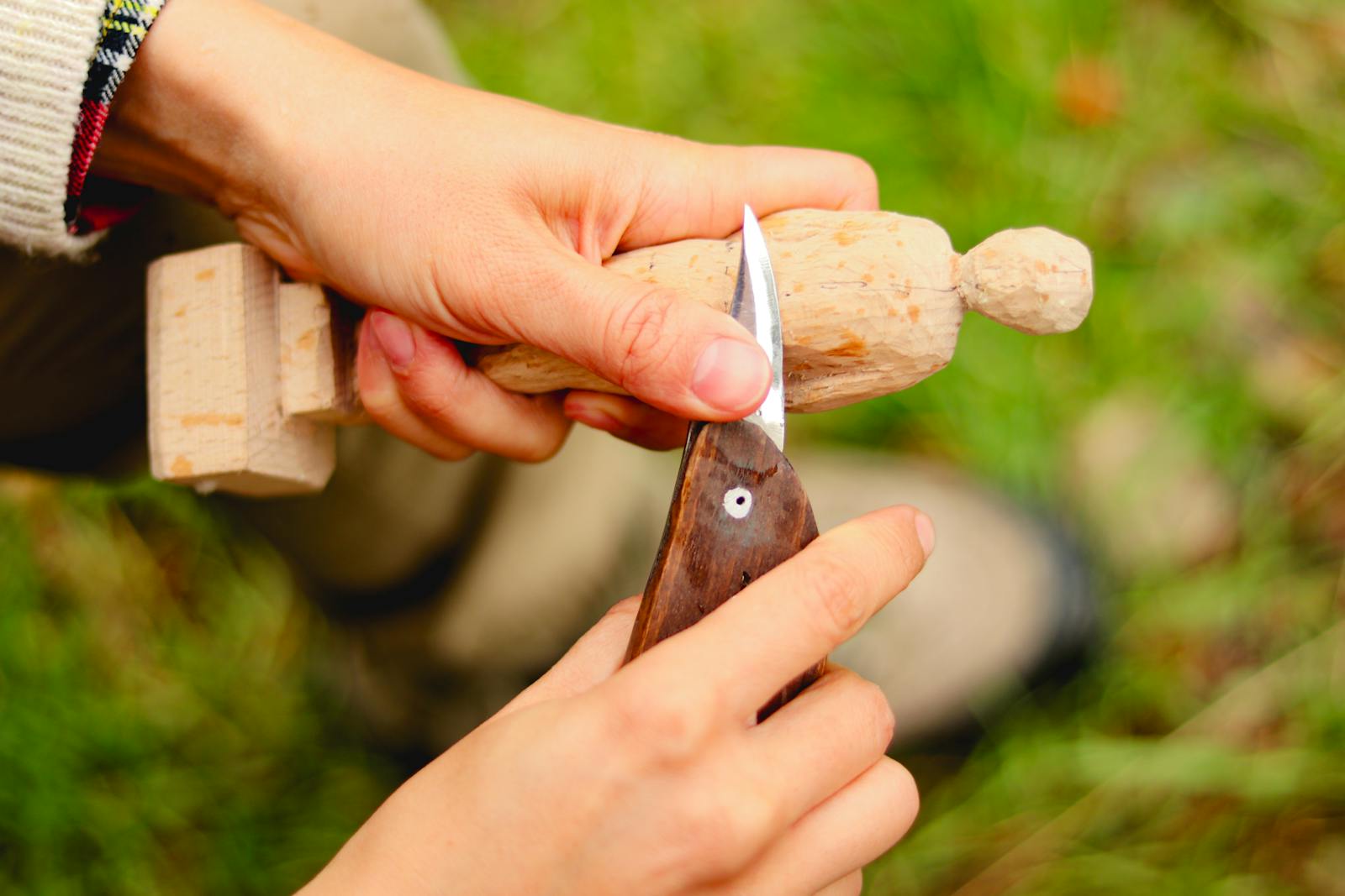 Mâini sculptând lemn, atelier rustic cu unelte