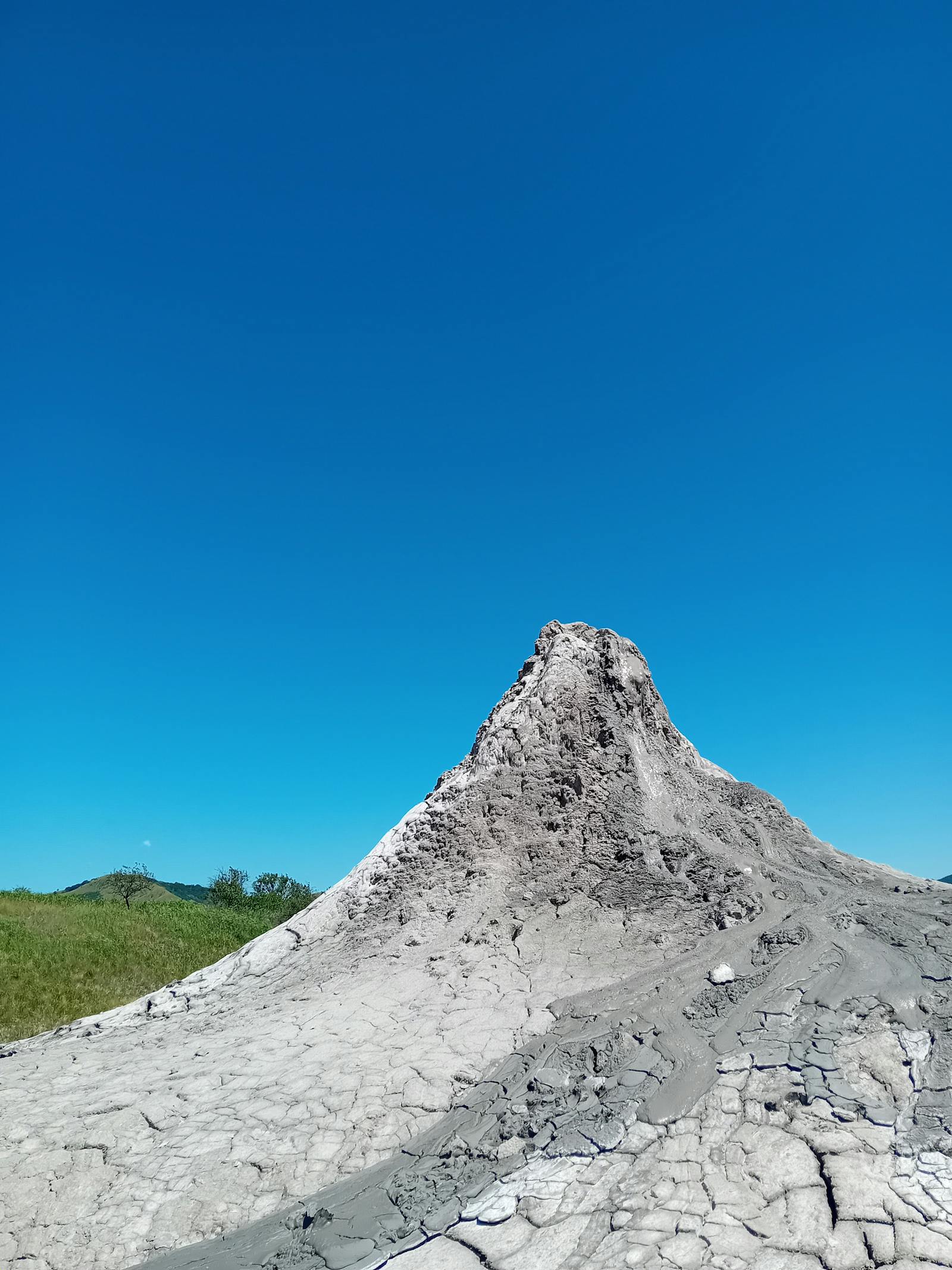 Munții Lăcăuți la apus, vârf rotund cu pajiști alpine
